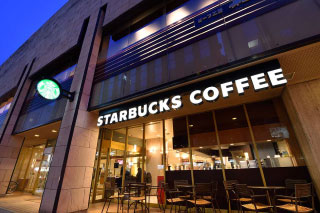 STARBUCKS COFFEEが目印