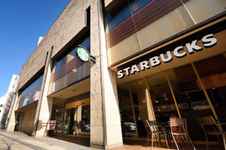 STARBUCKS COFFEEが目印