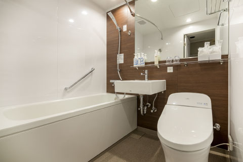 モダンダブルルーム／バス・トイレ<br>
※一部の客室ではベッドは快眠マットAirを使用しております。